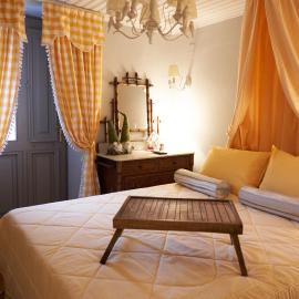 Dandy Villas Dimitsana - a family ideal charming home in a quaint historic neighborhood - 2 fireplaces for romantic nights, hotell sihtkohas Dhimitsána