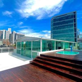 CASA COM PISCINA À BEIRA MAR.