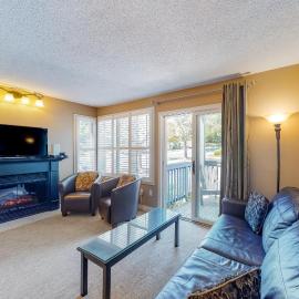 Cozy Creek Retreat: Pool, Hot Tub, Tennis!