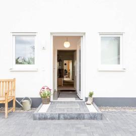 FeWo "Am Auwald" Geräumige Ferienwohnung mit Sauna, Terrasse & Parkplatz, hotel in Leipzig