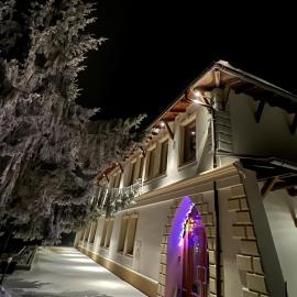 HOTEL GALERIA PEZINSKA BABA, готель у місті Пезінок