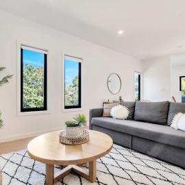 Spacious modern 3 bdr home minutes from beach: Merewether şehrinde bir otel