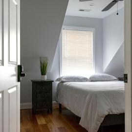Queen Bed - Boston - RM 2, Hotel in Stoneham