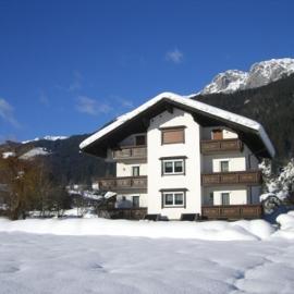 Ferienwohnungen/Holiday Apartments Lederer, hotell sihtkohas Reisach