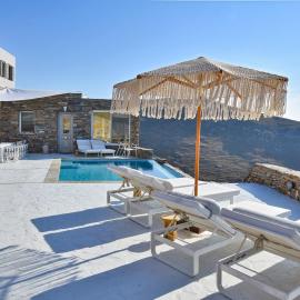 Luxurious Villa Luna with a swimming pool and a fantastic sea and sunset view، فندق في لوليدا