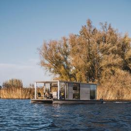 AquaHome - NP de Biesbosch - Bijzonder overnachten op een houseboat!, hotel in Werkendam
