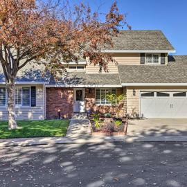 Viesnīca Modesto Home w/ Deck - 2 Mi to Vintage Faire Mall pilsētā Modesto