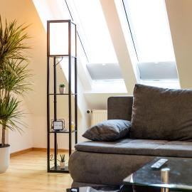 Moderne Dachgeschosswohnung bis 6 Personen - Parkplatz - Waschmaschine, hotel in Coburg