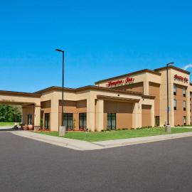 Hampton Inn Magnolia، فندق في Magnolia