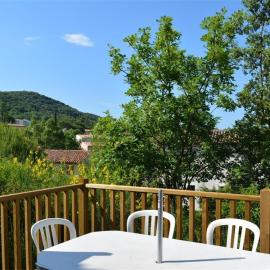 Maison duplex cosy 3 pièces, 6 pers. avec terrasse, parking, WIFI et animaux admis - Grospierres - FR-1-382-13, hotel in Grospierres