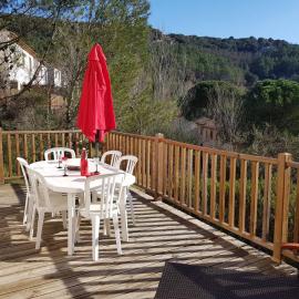 Maison Duplex 8 Pers avec Terrasse, 3 Ch, Parking Gratuit, Animaux Admis, Accès Piscine - FR-1-382-128, hotel in Grospierres