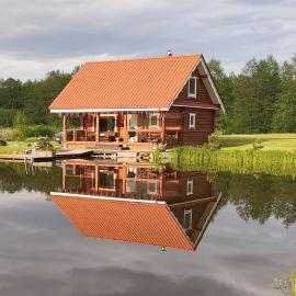 Padvarių sodyba ant tvenkinio kranto su pirtimi