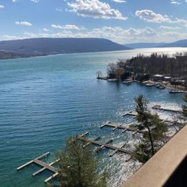 Lakeside Condo with plenty of amenities close to Bristol Mountain - permit - 2024-0018, viešbutis mieste Kanandeigva