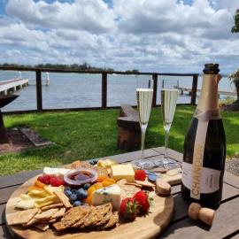 Serenity by the Lake - Romantic Waterfront Couple's Getaway