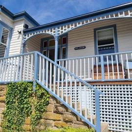 Hill House Hobart - Charming home, stunning views close to city, hotel in Hobart