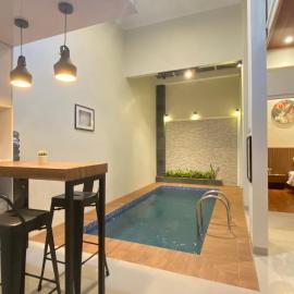 Nadika Homes Private Pool, hotel i Karangploso