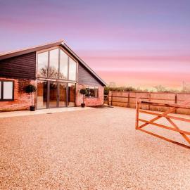 Beautiful Barn Conversion Close To The Broads, hotel in Dilham