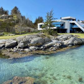 Unique villa by The Norwegian Coast. Private spa, Hotel in Lokøy
