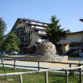 Hotel La Fattoria، فندق في كاميغلياتيلو سيلانو
