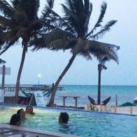 Beach Club Budget Rooms at Popeyes Caye Caulker, hotel di Caye Caulker