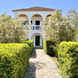 Astra Beach House by DadoVillas, Hotel in Astrakeri