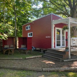 Tiny House Wupper im PIER9 Tiny House Hotel, hotel in Hamm