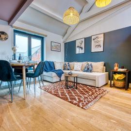 Ashcroft Loft by Home Stays Management - Stunning 3 Bedroom, 2 bathrooms, Charming central apartment featuring a balcony
