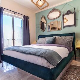 Arty Vintage Townhouse with Rooftop Shower & Sun Loungers, viešbutis mieste Oljaunas