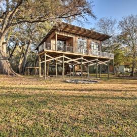 Fort White Retreat: Deck & River Access!, viešbutis mieste Fort White
