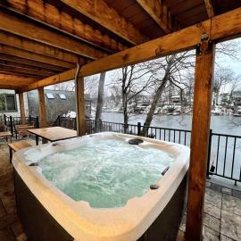 Cozy Cabin on the Lake w/ HotTub, hotel em Hopatcong