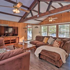 3 Mi to Slopes! Hot Tub Haven Near Lake Harmony, hotel v destinaci Lake Harmony