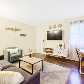 Dapper Digs - King Bed - Long Term Stays - Duke