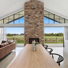 Golf fronted getaway Silverwoods, hotel in Yarrawonga