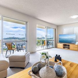 Laman Lodge, 1,15 Laman Street - Stunning Views, air conditioned unit with water views and Wifi, hotel in Nelson Bay