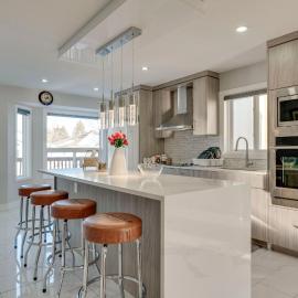 Rare Find fully renovated 6 bedroom 3 bath and both levels, hotel Calgaryben
