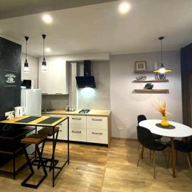 Stylish apartment in the historic center, khách sạn ở Chernihiv