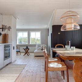 Lovely, bright apartment on Skaftö overlooking nature, hotell i Fiskebäckskil