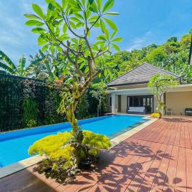 Merbau Luxurious Villa Senggigi by The Lavana - 5 Bedroom Villa, Hotel in Mataram
