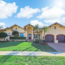 Serene waterfront home with pool, spa, and water view, hotel in Marco Island