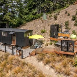 The Shepherds Hut - boutique retreat., hotel in Hanmer Springs