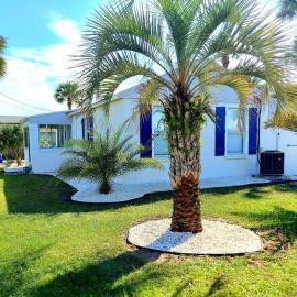 Beachside home, less than 500 steps to beach, oasis yard, hotel i Saint Augustine Beach