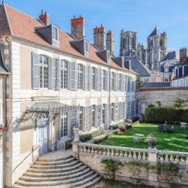 L'Hotel de Panette, Un exceptionnel château en coeur de ville - parking privé cour, hotel in Bourges