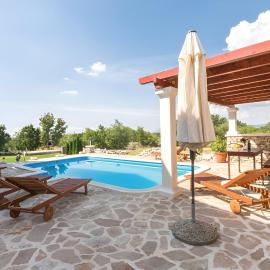 Villa Ivy with perfect privacy, pool, sauna and jacuzzi, hotel u gradu Opanci
