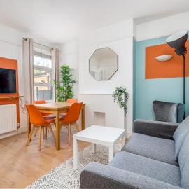 "FurnishedRentals Direct" WiggenHouse Stylish 3 Bedroom house Sleeps 8 with Free Off-Street Parking for 1 Car or Van, 2 Bathrooms, near to Watford High Street and Watford Football Stadium, Suitable for visiting Harry Potter Warner Bros Studio and London, hotel in Watford