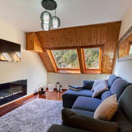 Magnífico Ático Duplex con vistas a la montaña, hotel di Canfranc-Estación