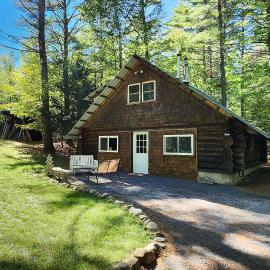 Cozy Elizabethtown Cabin w/ Fire Pit!, hotel in Elizabethtown