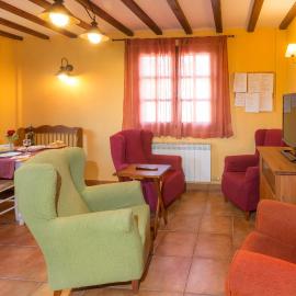 Casa Fresneda Jardín río y parque infantil frente a la casa, hotel in Fresneda de la Sierra Tirón