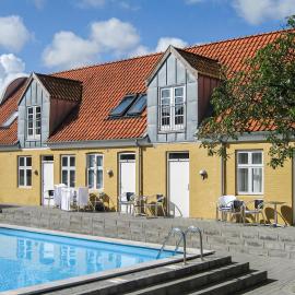 Stunning Apartment In Gudhjem With 1 Bedroom, Outdoor Swimming Pool And Wi-Fi, хотел в Гудхием