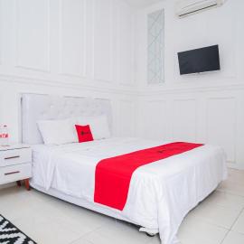 Ponorogo में, होटल RedDoorz Syariah at Aura Homestay
