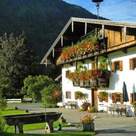 Ferienwohnungen Bergerhof، فندق في زاخرنغ